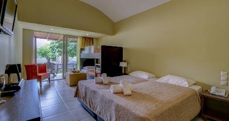 family δωμάτιο στο ξενοδοχείο Olympian Bay Grand Resort στη Λεπτοκαρυά