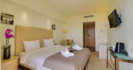 δωμάτιο στο ξενοδοχείο Olympian Bay Grand Resort στη Λεπτοκαρυά